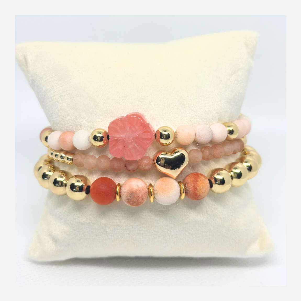 Roze Chalzedoon armbanden set gecombineerd met natuursteen en goldplated kralen €62.50