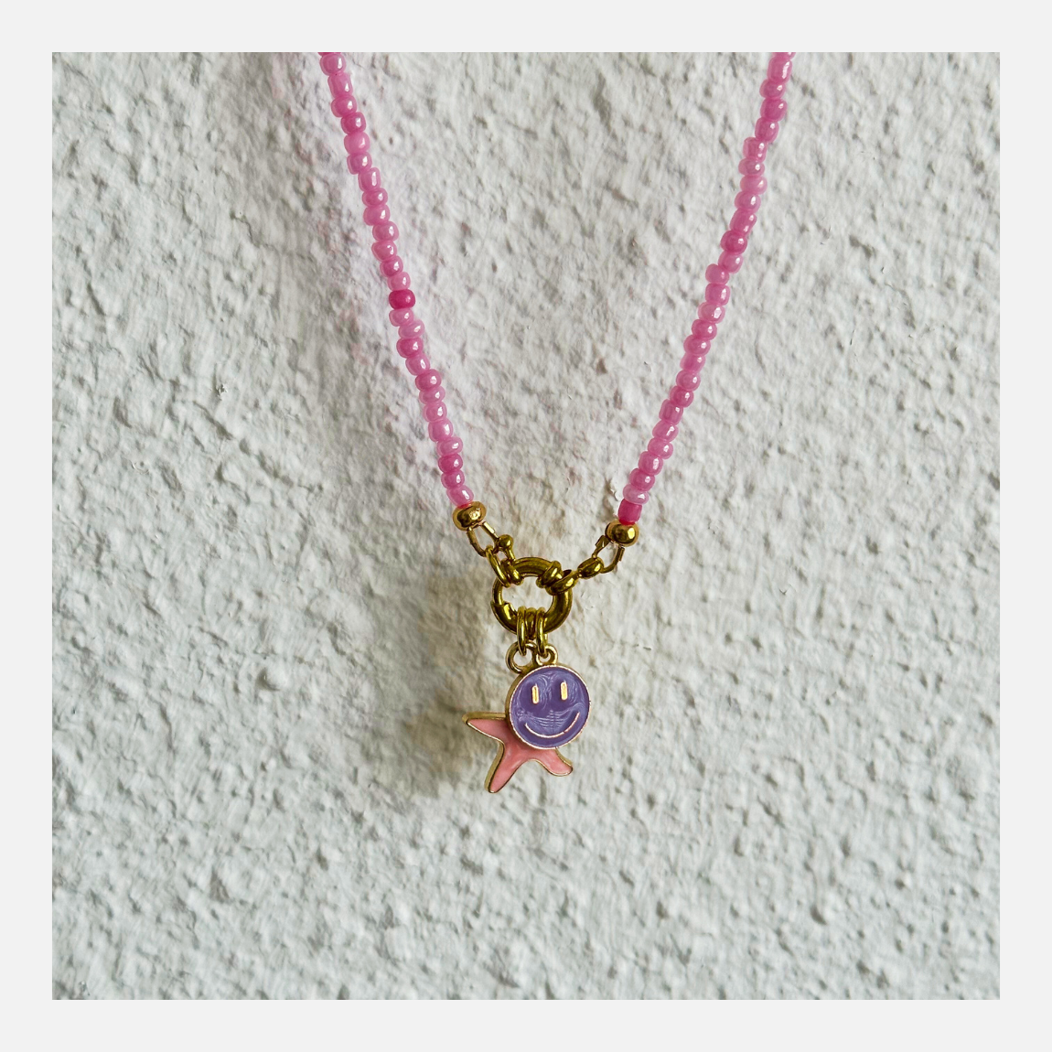 scharm bedelketting lang met slotje en 2 bedels zeester en smiley purple/ paars