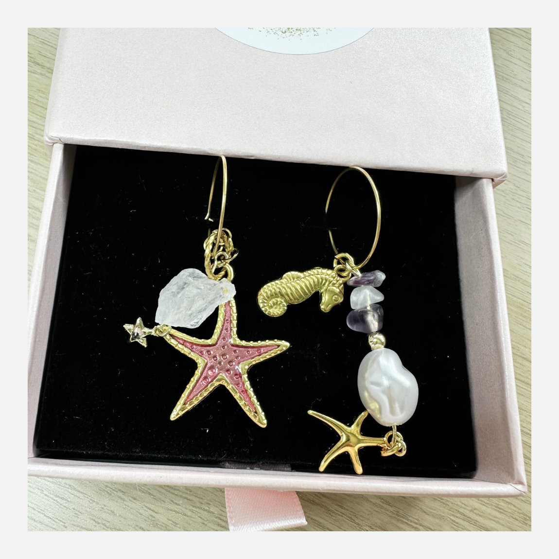 asymmetrische oorbellen | Golden seastar pearlstone