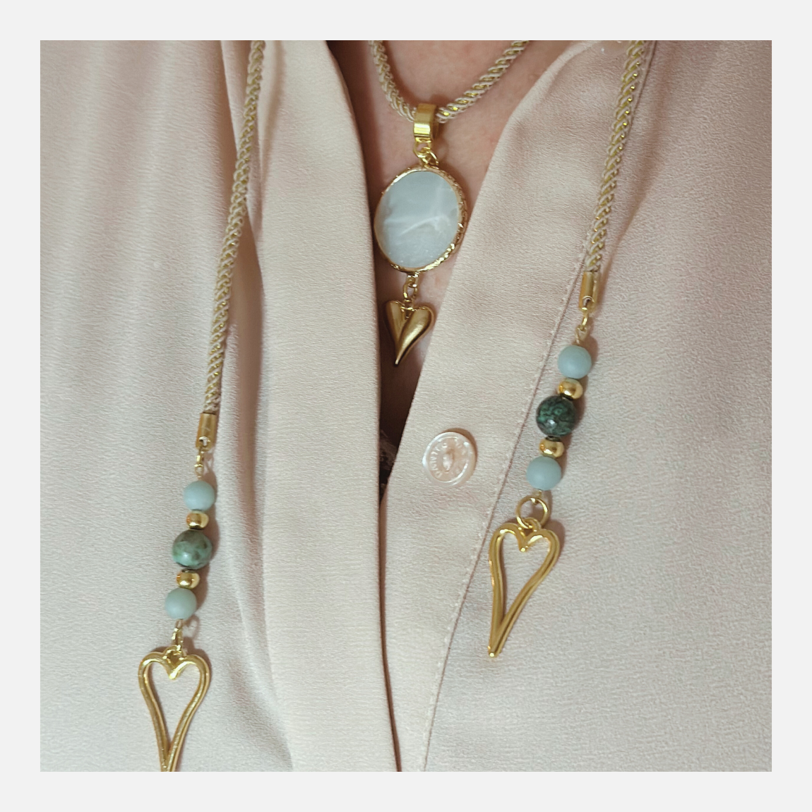 Trendy lurex ketting met Afrikaans natuursteen en gouden harten