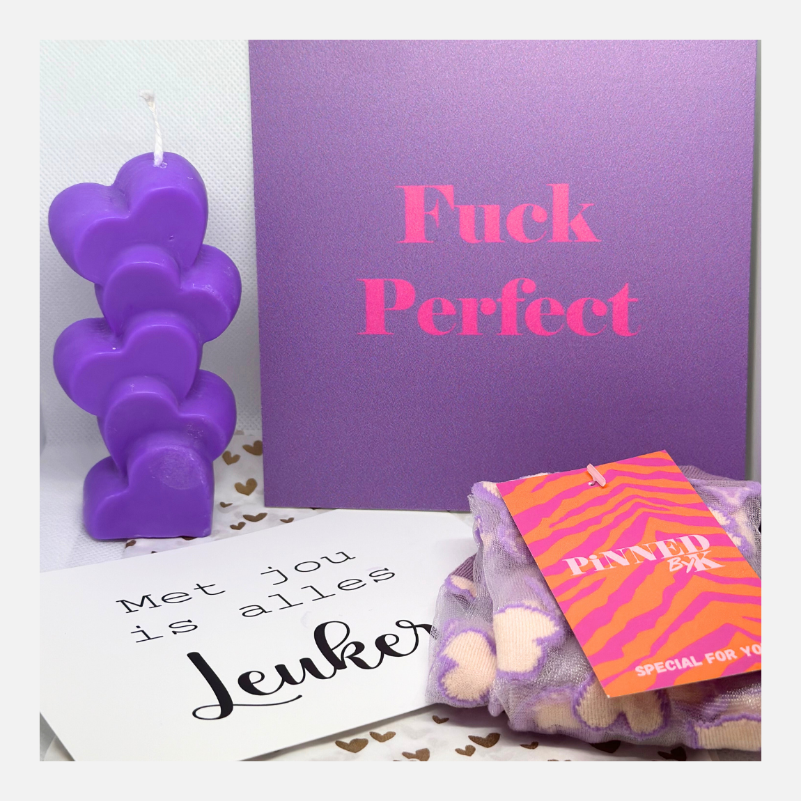 brievenbus pakket met jou is alles leuker kaartje, forextegel Fuck perfect, soja hartenkaars en hartensok kleur purple €23.95