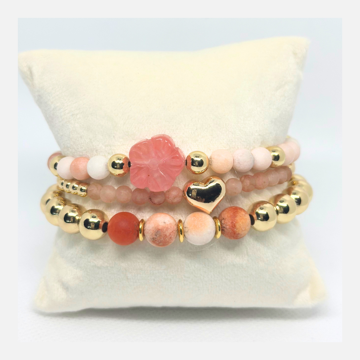Roze Chalzedoon armbanden set gecombineerd met natuursteen en goldplated kralen €62.50 