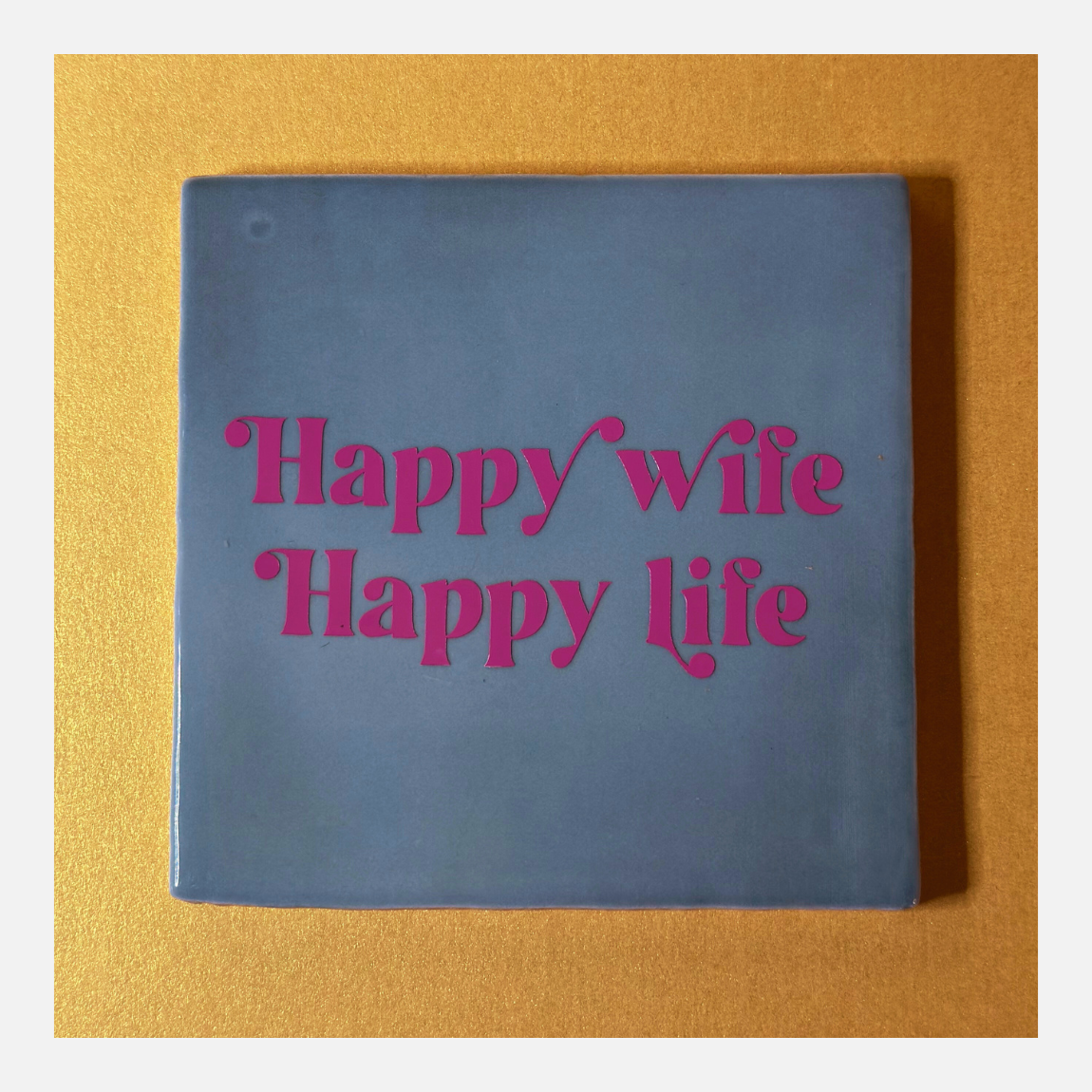 Keramiek tegeltje met de tekst Happy wife happy life 